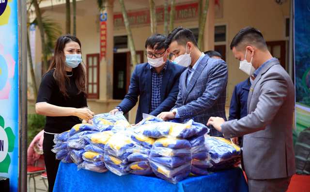 CLB Liên quân Báo Chí Nghệ An, Công ty cổ phần Golden City phối hợp với UBND huyện Kỳ Sơn đã tổ chức lễ trao quà chương trình “Áo ấm mùa đông” cho các em học sinh