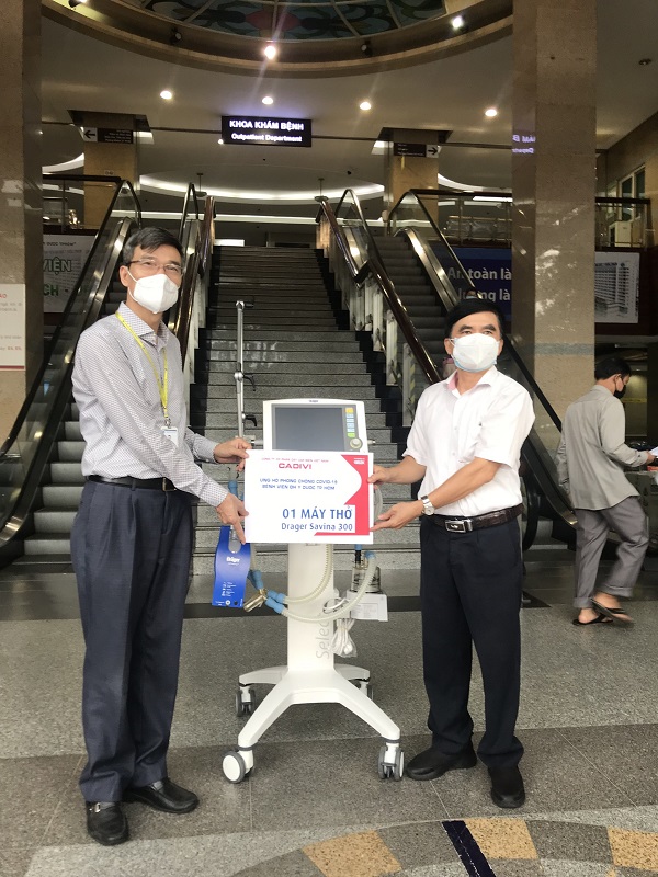 Đại diện Công ty CADIVI, ông Nguyễn Đức Hà (TBP Quản trị Hành chính-đứng bên phải), tại sự kiện Bệnh viện Đại học Y Dược TP.HCM nhận máy thở đa năng Savina 300 (CHLB Đức)
