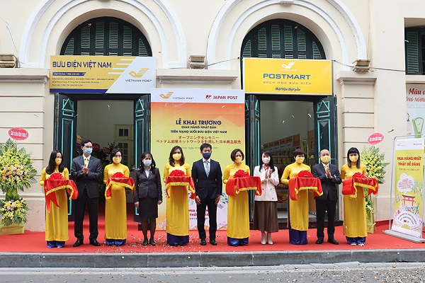 Các đại biểu cắt băng khai trương gian hàng Nhật Bản trên hệ thống bưu điện Việt Nam