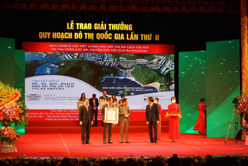 Ông Đào Ngọc Thanh được tôn vinh cùng giải thưởng đặc biệt cho Dự án Quy hoạch khu đô thị Cát Bà Amatina