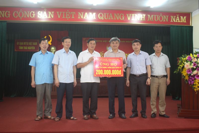 Đ/c Nguyễn Minh Hạnh, Tổng Giám đốc Công ty Cổ phần Gang Thép Thái Nguyên trao biển ủng hộ