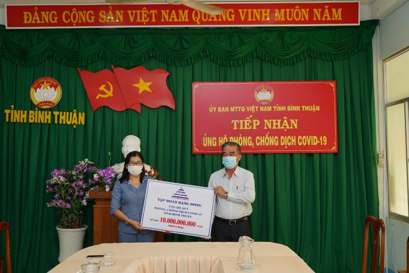 Lãnh đạo Ủy ban Mặt trận Tổ quốc Việt Nam tỉnh tiếp nhận số tiền ủng hộ quỹ phòng, chống dịch Covid - 19 tỉnh Bình Thuận từ Tập đoàn Rạng Đông