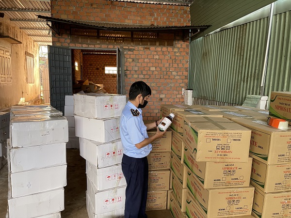 Phát hiện một cá nhân ở Gia Lai tàng trữ trên 1.600 lít thuốc bảo vệ thực vật chứa hoạt chất cấm