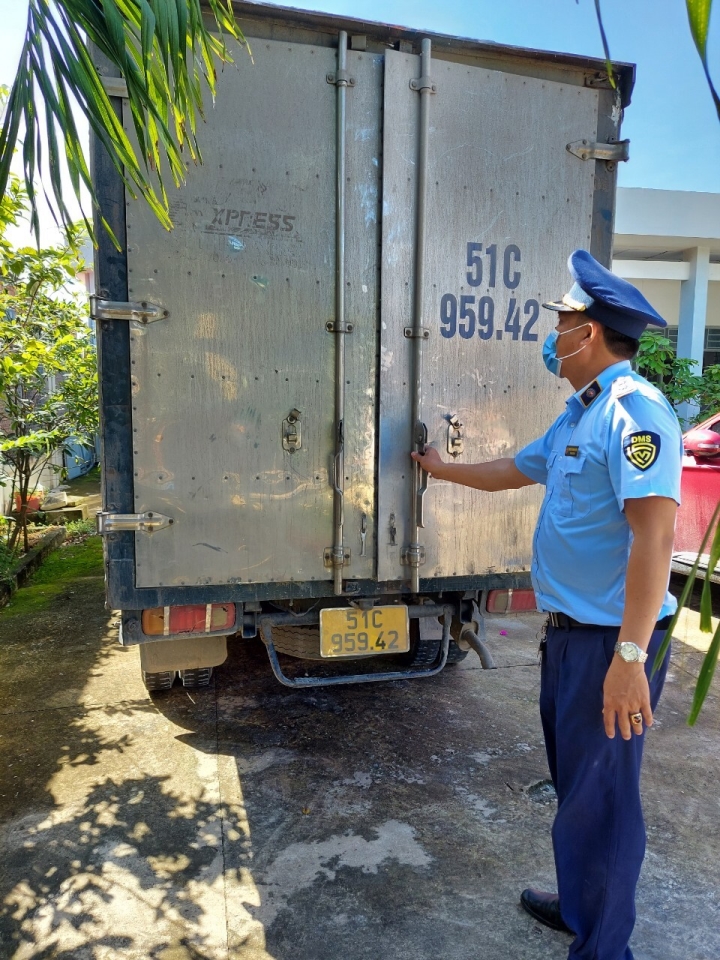 Cục Quản lý thị trường Long An tạm giữ đối tượng vận chuyển 8.700 bao thuốc lá lậu