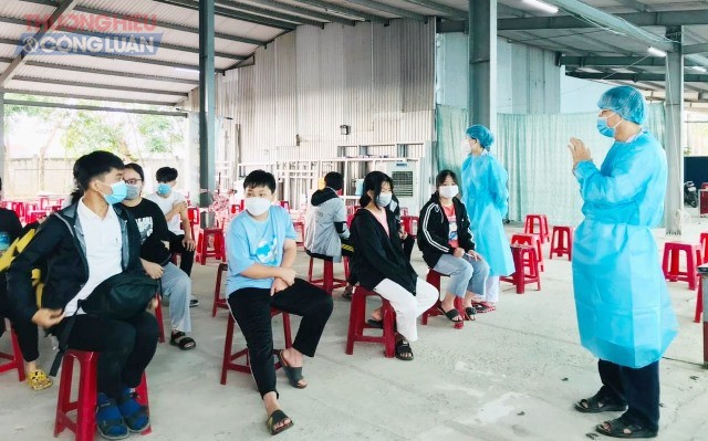 Thị xã Điện Bàn đã triển khai tiêm vắc xin Covid-19 cho học sinh THPT trên địa bàn. Ảnh: B.T