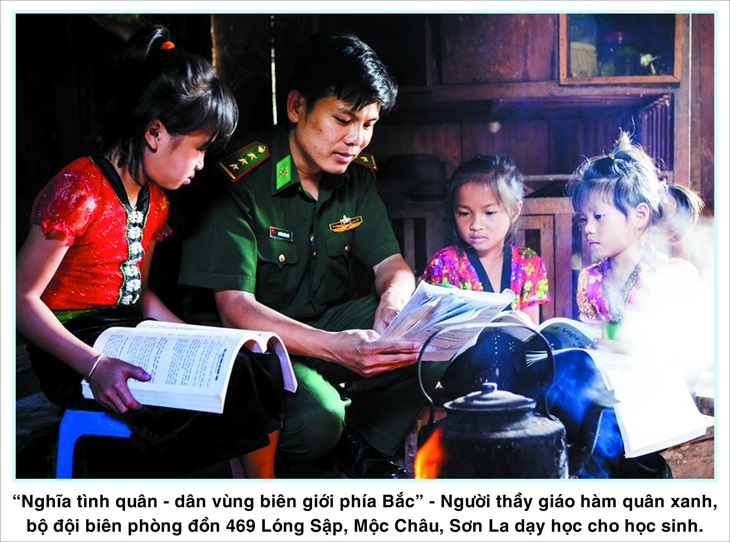 Thầy giáo quân hàm xanh Đồn Biên phòng cửa khẩu Lóng Sập, BĐBP Sơn La dạy học cho các em nhỏ. Ảnh: BTC cung cấp