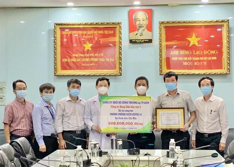 Thường trực Đảng ủy Khối cơ sở Bộ Thương tại TPHCM và lãnh đạo Công ty Xăng dầu Khu vực II - TNHH MTV (Petrolimex Sài Gòn) đã đến làm việc và trao tặng 500 triệu đồng hỗ trợ công tác phòng, chống dịch Covid-19 tại Bệnh viện Chợ Rẫy.