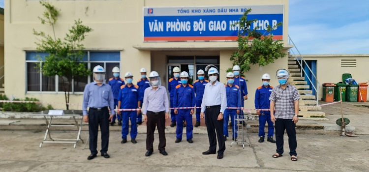 Chủ tịch Công ty Nguyễn Văn Cảnh (hàng đầu, thứ hai từ phải sang) cùng Lãnh đạo Công ty, Tổng kho thị sát thực tế công tác chống dịch tại Tổng kho Xăng dầu Nhà Bè và gửi lời thăm hỏi, động viên người lao động Tổng kho