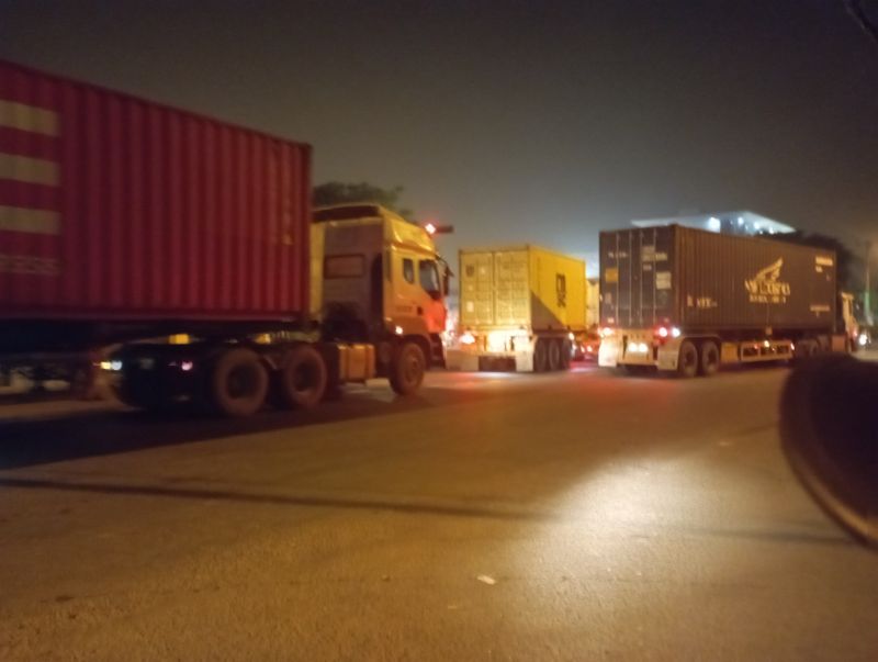 Gần 24h, xe container vẫn di chuyển ì ạch để được vào Cảng Gần 24h, xe container vẫn di chuyển ì ạch để được vào Cảng