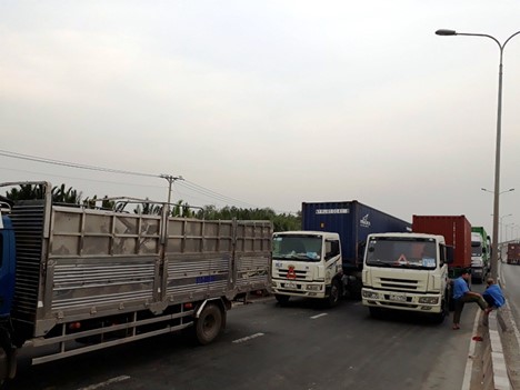 Xe container xếp hàng dài vì ùn ứ. Lái xe xuống đường Xe container xếp hàng dài vì ùn ứ. Lái xe xuống đường