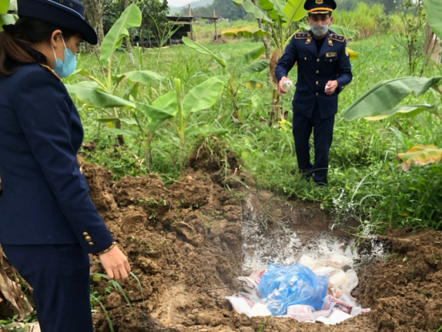 QLTT Nghệ An tiêu huỷ 115 kg thực phẩm không rõ nguồn gốc đã bốc mùi hôi thối