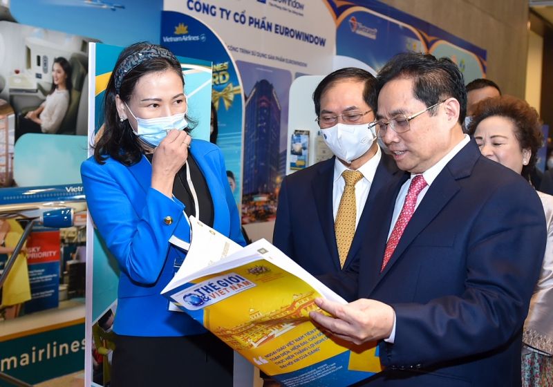 Thủ tướng thăm gian trưng bày của Báo Thế giới và Việt Nam. Ảnh: VGP/Nhật Bắc