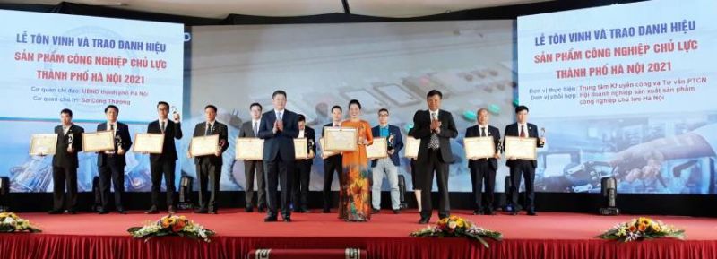 Phó Chủ tịch UBND TP Hà Nội trao giấy chứng nhận và Cúp cho doanh nghiệp có sản phẩm đạt danh hiệu sản phẩm công nghiệp chủ lực.