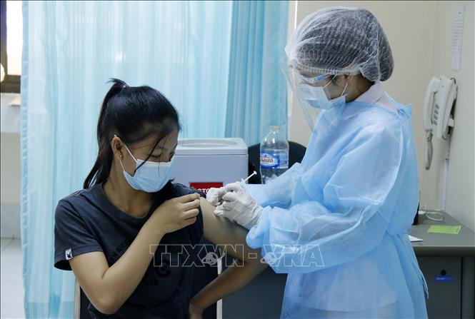 Tiêm vaccine phòng COVID-19 tại bệnh viện Setthathirath, thủ đô Vientiane. Ảnh: Phạm Kiên/TTXVN