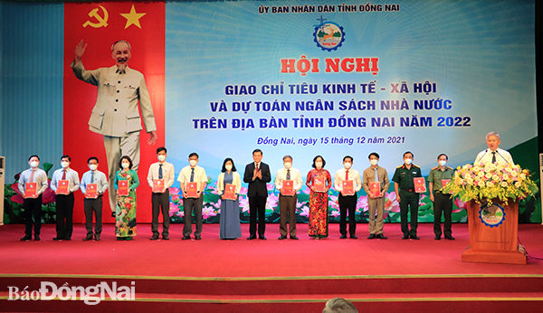 Ủy viên Trung ương Đảng, Bí thư Tỉnh ủy Nguyễn Hồng Lĩnh trao kế hoạch năm 2022 cho các địa phương