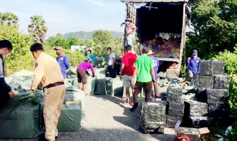 Phát hiện số lượng lớn rượu ngoại, túi xách, giày, dép không rõ nguồn gốc ở An Giang