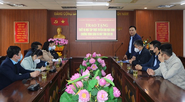 Công ty Điện Miền Bắc 2 trao tặng 40 máy tính bảng cho học sinh trong chương trình “Sóng và máy tính cho em” tại Lào Cai