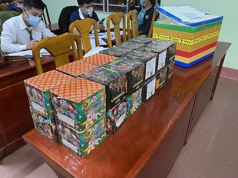 Hải quan Nghệ An bắt giữ 28 kg pháo các loại