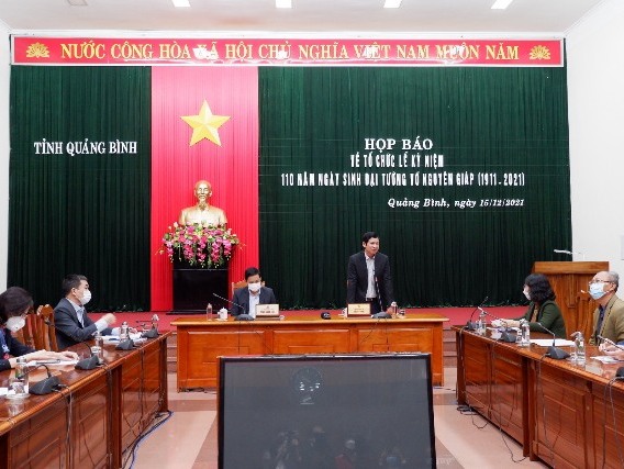 ông Hồ An Phong - Phó Chủ tịch UBND tỉnh Quảng Bình chủ trì, phát biểu tại buổi họp báo