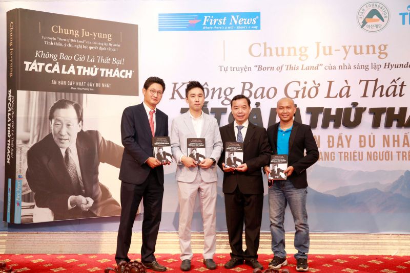 Đại diện First News - Trí Việt cùng với quỹ ASAN - Hàn Quốc.