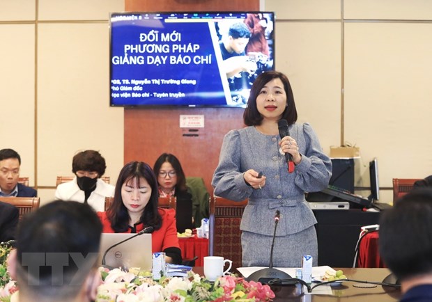 Phó Giám đốc Học viện Báo chí và Tuyên truyền Nguyễn Thị Trường Giang trình bày tham luận