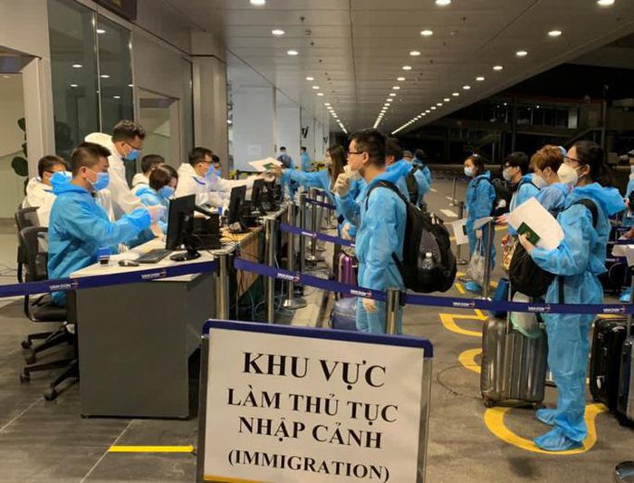 Từ 01/01/2022 người nhập cảnh tiêm đủ liều vaccine Covid-19 chỉ cách ly tại nhà 03 ngày