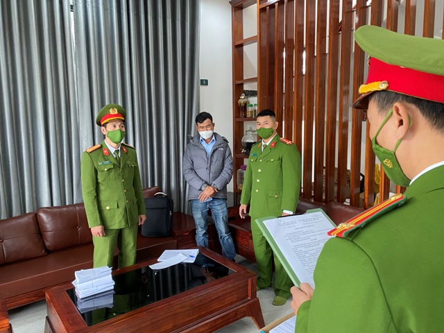 Đọc lệnh bắt tạm giam giám đốc DNTN Quang Đức