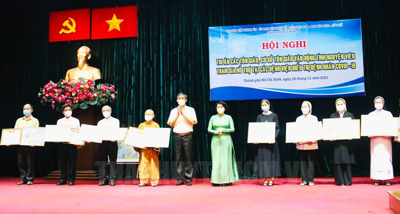 Chủ tịch Ủy ban MTTQ Việt Nam TP. Hồ Chí Minh Tô Thị Bích Châu trao biểu dương và quà tri ân các tình nguyện viên.