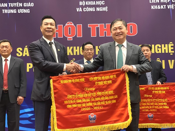 Gốm Đất Việt nhận cờ lưu niệm của Ban tổ chức dành cho đơn vị có thành tích xuất sắc trong việc ứng dụng công trình đạt giải thưởng vào sản xuất và đời sống
