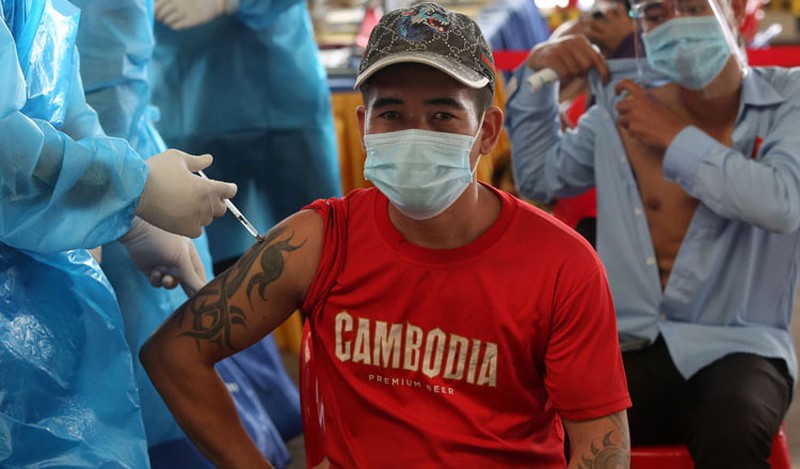 Tiêm vaccine ngừa Covid-19 ở Campuchia. Ảnh: KHMER TIMES