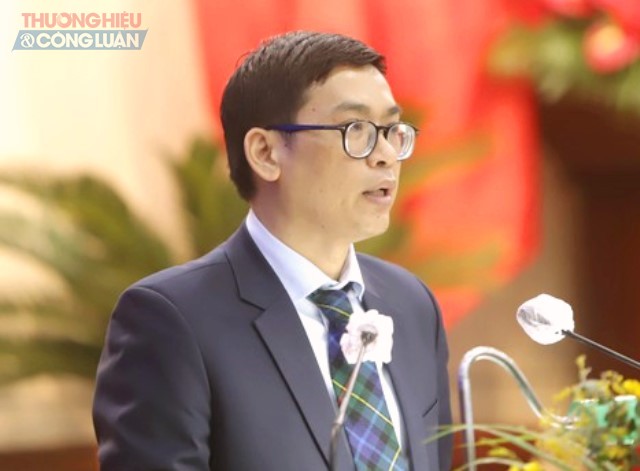 Ông Phùng Phú Phong, Giám đốc Sở Xây dựng TP. Đà Nẵng trả lời chất vấn