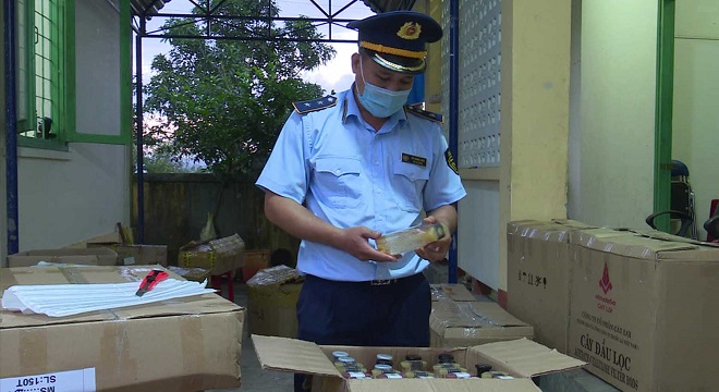 Lực lượng QLTT tỉnh Phú Yên kiểm tra lô hàng