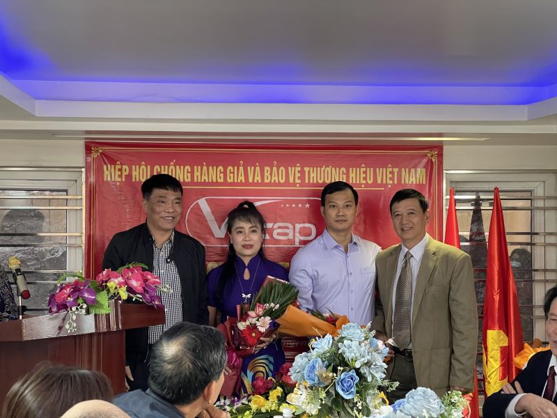 Hiệp hội VATAP tặng hoa Chi hội Quảng Ninh