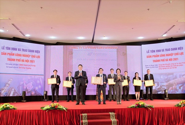 Lãnh đạo UBND TP Hà Nội trao chứng nhận và cúp lưu niệm sản phẩm công nghiệp chủ lực Thủ đô năm 2021 cho đại diện Công ty CP Eurowindow