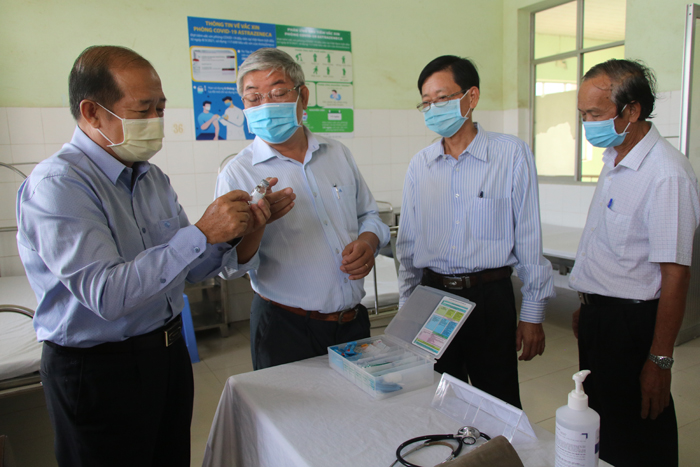 Ông Đoàn Tấn Bửu, Phó Chủ tịch UBND tỉnh (bìa trái) cùng lãnh đạo ngành y tế giám sát công tác tiêm chủng vắc xin phòng Covid-19. Ảnh tư liệu