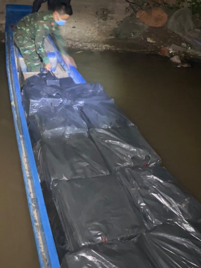 Phát hiện, thu giữ hơn 800 kg pháo hoa được vận chuyển từ Campuchia về Việt Nam tiêu thụ