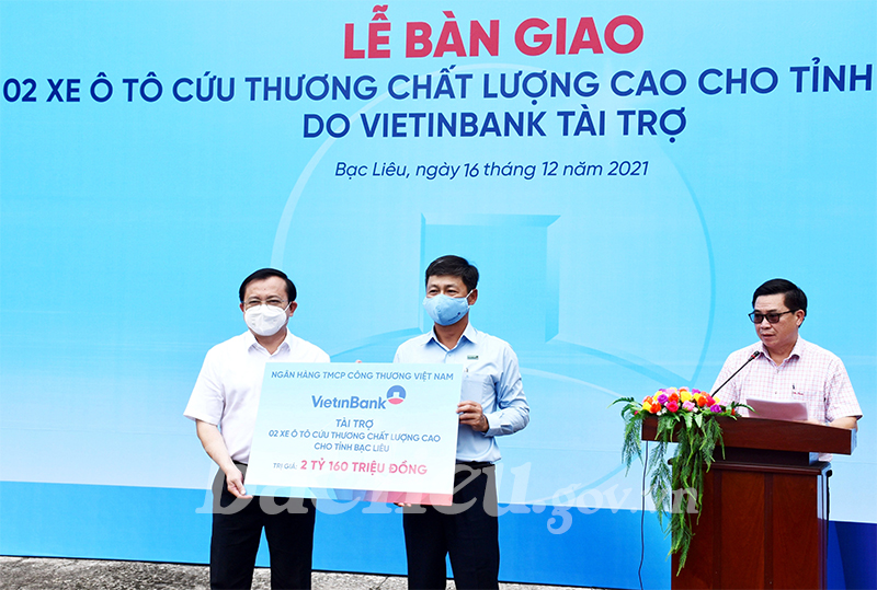 Ông Lê Tấn Cận, Phó Chủ tịch Thường trực UBND tỉnh (trái) tiếp nhận Bảng tượng trưng 02 xe ô tô cứu thương chất lượng cao