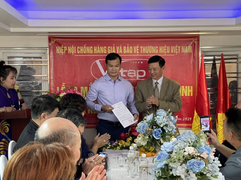 Nguyễn Đăng Sinh – Chủ tịch Hiệp hội VATAP trao Quết định bổ nhiệm cho ông Phí Văn Chứ.