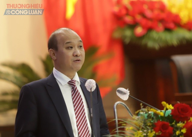 Ông Lê Quang Nam - Phó Chủ tịch UBND TP Đà Nẵng trả lời ý kiến chất vấn của đại biểu tại kỳ họp thứ 4 HĐND TP Đà Nẵng khoá X