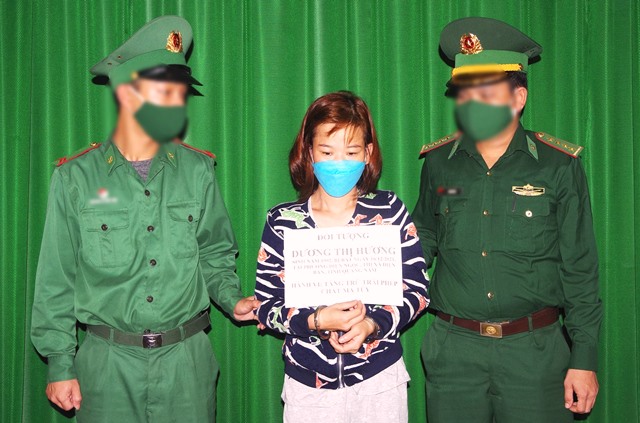 Lực lượng biên phòng bắt đối tượng Dương Thị Hương về hành vi tàng trữ trái phép chất ma túy. Ảnh: H.A