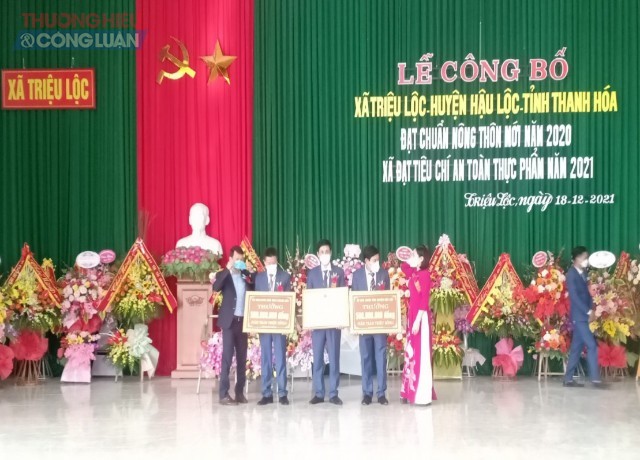 Đại diện lãnh đạo huyện Hậu Lộc trao Quyết định công nhận xã đạt chuẩn nông thôn mới cho UBND xã Triệu Lộc