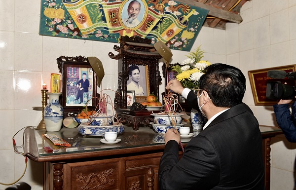 Thủ tướng thắp hương tưởng nhớ Liệt sĩ Nguyễn Văn Thiều