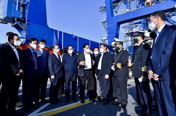 Trò chuyện với các lực lượng làm nhiệm vụ tại cảng, Thủ tướng nêu rõ, với sự phát triển của nền kinh tế và trong bối cảnh Việt Nam hội nhập quốc tế sâu rộng, tham gia 17 hiệp định thương mại tự do, nhu cầu vận tải hàng hóa ngày càng lớn. Ảnh: VGP/Nhật Bắc
