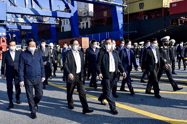 Thủ tướng yêu cầu phát triển hệ thống cảng theo hướng hiện đại, thông minh và xanh, đẩy mạnh chuyển đổi số, nâng cao năng lực công nghệ, quản trị, chất lượng nguồn nhân lực... Ảnh: VGP/Nhật Bắc