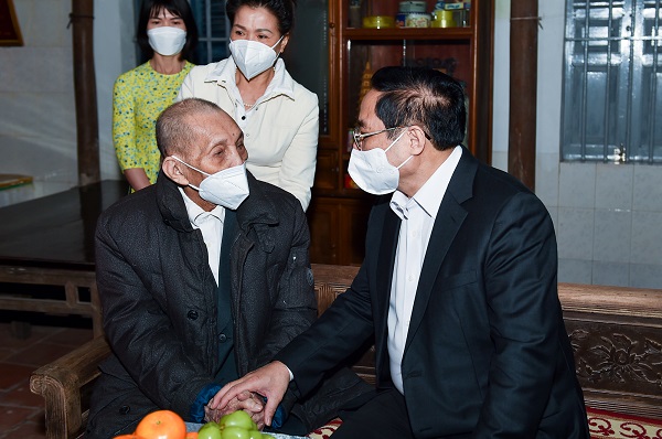 Thủ tướng thăm gia đình ông Nguyễn Văn Tiệu, sinh năm 1922, là bố Liệt sĩ Nguyễn Văn Thiều (hy sinh năm 1970)