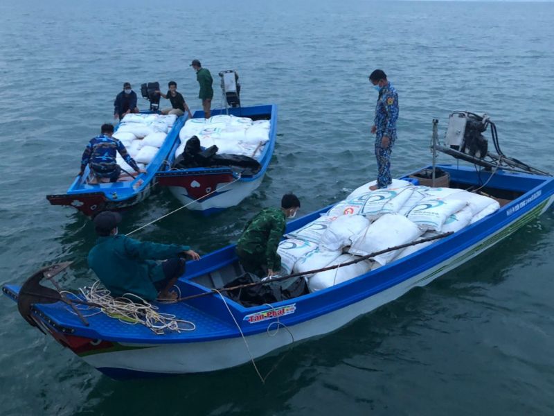 Bắt giữ 03 xuồng máy vận chuyển hàng hóa có xuất xứ nước ngoài, không hóa đơn chứng từ trên vùng biển Kiên Giang