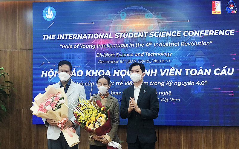 Đồng chí Nguyễn Minh Triết (bên phải trong ảnh) trao hoa tặng các đại biểu trí thức trẻ tham gia Hội thảo tại đầu cầu thành phố Hà Nội. Ảnh nhandan.com.vn