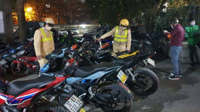 Cảnh s&aacute;t H&agrave; Nội tạm giữ xe m&ocirc; t&ocirc; ph&acirc;n khối lớn của c&aacute;c 