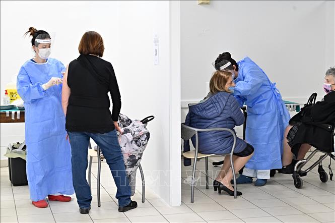 Nhân viên y tế tiêm vaccine phòng COVID-19 cho người dân tại Cailungo, San Marino, Italy. Ảnh: AFP/TTXVN