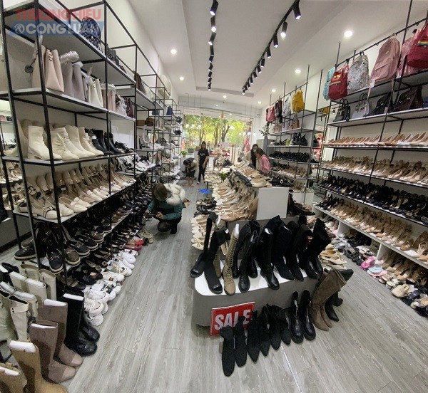 Shop giày, dép, túi xách, phụ kiện mới được lực lượng QLTT “ghé thăm”